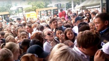 В Барнауле та же фигня.  Открытие мака чуть ли не до давки дошло.