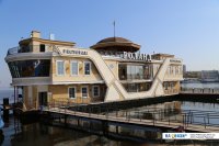 Ну выяснилось, что это местный бизнесмен Эмир Чаава.


Владелец Ресторана на воде "Роланд"


Еще яхта