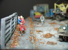 Ну уж если докапываться до достоверности, то забор рядом с женщиной низковат. Забор из панелей ПО-2 2,5м., а из ПО-3 3 метра.
А вообще ШЕДЕВРАЛЬНО!