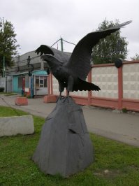 У меня недалеко от дома завод - "скульптурка". И на улице перед ним литые и кованые фигурки, зверюшки в основном (на фото ниже). Я, конечно, понимаю, что они уличные, сделаны погрубее, но так и делали их профессионалы и нет такого изящества и тонкой работы, как в посте у автора. Снимаю шляпу перед талантом