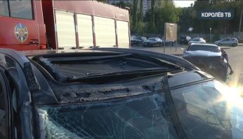 Немного акцентированных именно на повреждениях машин скриншотов с видео, которое снято (а затем смонтировано и выложено на Youtube местной ТВ компанией - "Королёв ТВ").
Выкладываю для тех, кто по каким то причинам не может просмотреть видеоролик (на работе заблокирован сервис, плохой интернет или схожее).
Машина огнеборцев вызвана для ликвидации растекания ГСМ из повреждённых при ДТП автомобилей.