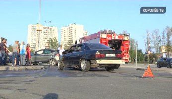 Немного акцентированных именно на повреждениях машин скриншотов с видео, которое снято (а затем смонтировано и выложено на Youtube местной ТВ компанией - "Королёв ТВ").
Выкладываю для тех, кто по каким то причинам не может просмотреть видеоролик (на работе заблокирован сервис, плохой интернет или схожее).
Машина огнеборцев вызвана для ликвидации растекания ГСМ из повреждённых при ДТП автомобилей.