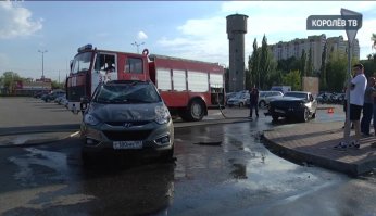 Немного акцентированных именно на повреждениях машин скриншотов с видео, которое снято (а затем смонтировано и выложено на Youtube местной ТВ компанией - "Королёв ТВ").
Выкладываю для тех, кто по каким то причинам не может просмотреть видеоролик (на работе заблокирован сервис, плохой интернет или схожее).
Машина огнеборцев вызвана для ликвидации растекания ГСМ из повреждённых при ДТП автомобилей.