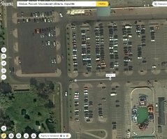 Вот уж действительно странная какая-то авария...
Тётушка с Хёндая в интервью показывает в направлении "лежачих полицейских" (откуда с её слов она ехала).
До них около 40 метров, понятно что после таких кульбитов восприятие несколько смазано, но... если бы она ехала с небольшой скоростью, то её машину скорее всего отбросило бы на припаркованные "по левую руку" авто (при ударе сбоку, со стороны боковых парковочных мест).
А тут, судя по фронтальному повреждению у BMW и тому что левый бок у Хёндая помят заметно больше правого (но утверждать на 100% не могу), просчитывается вообще "сцена из боевика".
М.б. конечно под левые колёса Хёндая получилась "подножка" от бордюрного камня (торец линии парковочных карманов). Но ... тётушка конечно крепка духом, что держится молодцом после таких событий.

P.S.
я парковался примерно под словом "Московская" в строке поиска, т.е. если по прямой, то это около 100м.
А звук от касания машин даже там оказался довольно громким...