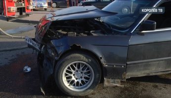 Немного акцентированных именно на повреждениях машин скриншотов с видео, которое снято (а затем смонтировано и выложено на Youtube местной ТВ компанией - "Королёв ТВ").
Выкладываю для тех, кто по каким то причинам не может просмотреть видеоролик (на работе заблокирован сервис, плохой интернет или схожее).
Машина огнеборцев вызвана для ликвидации растекания ГСМ из повреждённых при ДТП автомобилей.