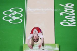 Это не брусья, а опорный прыжок.