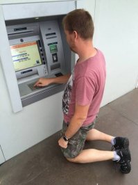 ну пожааалуйста, ну дай денюшек...:)