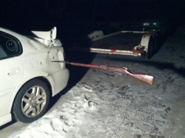 Автомобиль судя по всему японский. Штык-нож на винтовке Мосина. Мирный договор с Японией после Второй Мировой Войны не подписан до настоящего времени. Так что на этом фото всё логично: увидел врага, заколол!