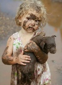 Детишки тянут в рот и грязные предметы и свои испачканные ручки. Возможно, это природная реакция для повышения и тренировки  иммунитета.