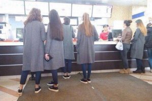 5 женщин в одинаковой одежде (а 4 из них ещё и обувь одинаковую одели) и в одном месте? Такого не бывает. Фейк