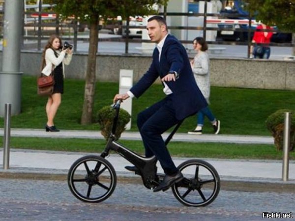 А вот Кличко на велосипеде. Ставьте и его в пример, если для вас езда политика на велосипеде главный критерий его классности.