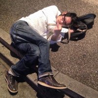 Перефразирую слова полковника из фильма "Апокалипсис сегодня": тот, кто спит из-за работы по 4-5 часов в сутки, может спать где ему захочется. Смею заметить, фотографирует человек, который занялся этим от ничего неделания. Видимо, он хочет, путём стёба с уставших людей, поднять себе рейтинг в какой нибудь соц. сети, профиль не важен, и заработать на этом денег. Субъективно: чмо последнее этот Том. Обществу "За трезвость" скажу: пить или не пить - это их выбор, по тому как у кого лучше вообще получается сравните ВВП и размеры Японии с ВВП и размерами своих стран. + ни на 1 фотке из этих я не видел ни одного зариганого японца, что говорит о том, что это не перебух, а скорее всего просто недосып.
Красава японец: