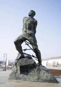 Победа в Великой Отечественной Войне - это подвиг всего Советского народа!
Автору спасибо за пост. Правда название относится ко второй его части. До мурашков пробирающий стих. Тем более поразителен тот факт, что большую часть своих стихов о войне поэт написал в фашистских застенках! Автор этого стиха, татарский поэт Муса Джалиль, за участие в подпольной организации был обезглавлен на гильотине 25 августа 1944 года - до Великой Победы оставалось меньше года.
Памятник Мусе Джалилю у главных ворот Казанского Кремля: