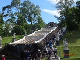 На счёт "намучились"действительно!За несколько часов невозможно всё обойти,тем более когда назавтра уезжать.Бегали за экскурсоводом чуть не высунув язык.Оно и понятно,ведь она за малое время старалась показать как можно больше .А на счёт скамеек не соглашусь.На центральных аллеях их действительно не очень,а вот в сторону фонтанов-шутих,ближе к морю достаточно.А нам досталась скамейка для поглощения тех хот-догов прямо напротив каскада с драконами или его зовут ещё вроде "шахматным".Кстати вот мои фото от туда.:)