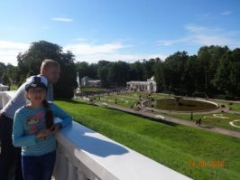 На счёт "намучились"действительно!За несколько часов невозможно всё обойти,тем более когда назавтра уезжать.Бегали за экскурсоводом чуть не высунув язык.Оно и понятно,ведь она за малое время старалась показать как можно больше .А на счёт скамеек не соглашусь.На центральных аллеях их действительно не очень,а вот в сторону фонтанов-шутих,ближе к морю достаточно.А нам досталась скамейка для поглощения тех хот-догов прямо напротив каскада с драконами или его зовут ещё вроде "шахматным".Кстати вот мои фото от туда.:)