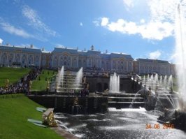 На счёт "намучились"действительно!За несколько часов невозможно всё обойти,тем более когда назавтра уезжать.Бегали за экскурсоводом чуть не высунув язык.Оно и понятно,ведь она за малое время старалась показать как можно больше .А на счёт скамеек не соглашусь.На центральных аллеях их действительно не очень,а вот в сторону фонтанов-шутих,ближе к морю достаточно.А нам досталась скамейка для поглощения тех хот-догов прямо напротив каскада с драконами или его зовут ещё вроде "шахматным".Кстати вот мои фото от туда.:)