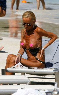 А это пару лет назад. Она же на пляже.