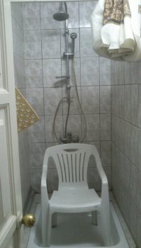 стариков так купают, так что это вполне обычное фото