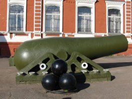 А эта стреляла. И тяжелее.  Калибр, правда, поменьше. 
Жаль, не сохранилось фото, как мой сын в жерле пушки сидел. 
Крючки, на морде лица, - для механизированной загрузки заряда и ядер. 
И да. Клиуха у неё - "Огурец". Раньше стояла перед заводоуправлением Завода им. Ленина (у меня там отец работал)-ныне "Мотовилихинские заводы". Город Пермь. 
ЗЫ на заднем плане (фото 1)- С-300. Я по нему полазил.