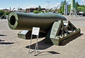 А эта стреляла. И тяжелее.  Калибр, правда, поменьше. 
Жаль, не сохранилось фото, как мой сын в жерле пушки сидел. 
Крючки, на морде лица, - для механизированной загрузки заряда и ядер. 
И да. Клиуха у неё - "Огурец". Раньше стояла перед заводоуправлением Завода им. Ленина (у меня там отец работал)-ныне "Мотовилихинские заводы". Город Пермь. 
ЗЫ на заднем плане (фото 1)- С-300. Я по нему полазил.