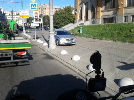 Стоят на тротуаре