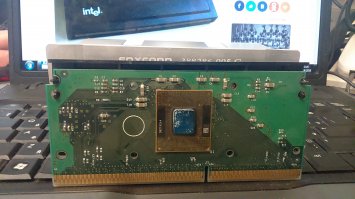 На бывшей работе такой валялся, подарил, когда увольнялся, рука не поднялась выкинуть, ещё переходник был на сокетовый проц для слотовой материнки)