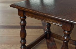 Ну и что за фуфел со сколами? Мы когда в столярке учились нас бы мастер за такие сколы, ссаной бы тряпкой гонял! Выглядит хоть и затейливо но весьма посредственно!