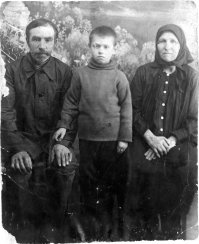 Вот это наверняка до войны. В центре мой дедушка, он 1933 года рождения.