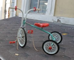 ссыкотно  ему на двух колёсах...