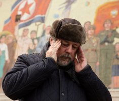 Цитата:
"Российский режиссер украинского происхождения Виталий Манский открыл фестиваль документального кино Docudays UA своей новой картиной "В лучах солнца". Это однозначно одна из лучших документальных лент, снятых россиянами за последнее время."

"Виталия Манского так задавили в России, что летом 2014-го он переехал с семьей в Ригу."

"Вскоре последовали заявления о запрете поддержки любой моей деятельности. По сути, в России был введен запрет на профессию.
Картина "Родные", в результате потеряв финансирование Минкульта, стала одним из самых крупных копродукционных проектов последних лет по количеству участников.
В нашем проекте задействованы 5 стран, в том числе Госкино Украины. На стадии производства вошло 6 европейских телеканалов, это теперь очень мощный международный проект."

"Українська правда. Життя", 30.03.2016


Мой вывод:
Финансируемый западом обиженный либераст свалил к фашистам и льет дерьмо на тех, на кого покажут хозяева.

Может раньше и был крутым документалистом, но...
Маски сняты.