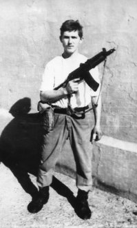 Конечно не оружие десанта, но и ругать его особо не за что. Главное его достоинство - компактность. Если у АКС-74У снять магазин, то он спокойно помещается в кармане бекеши.
Туркмения, 1988 г.