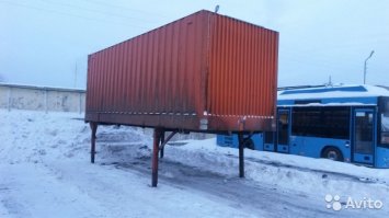 Возможно не обращали внимания, но  трансформеров вокруг навалом. Это начиная с самозагружающихся мусоровозов и до БДФ фургонов. Просто заезжаешь под фургон, поднимаешь подушки и складываешь ноги. 4 замка по углам и поехал.