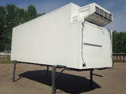 Возможно не обращали внимания, но  трансформеров вокруг навалом. Это начиная с самозагружающихся мусоровозов и до БДФ фургонов. Просто заезжаешь под фургон, поднимаешь подушки и складываешь ноги. 4 замка по углам и поехал.