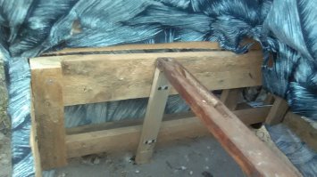 А вот как делают современную мебель,в данном случае кресло,из обычного ,не струганного горбыля скрепляя каркас гвоздями.Потом обтягивают материалом и продают в мебельных магазинах