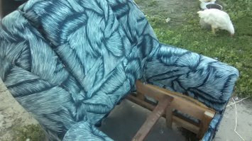 А вот как делают современную мебель,в данном случае кресло,из обычного ,не струганного горбыля скрепляя каркас гвоздями.Потом обтягивают материалом и продают в мебельных магазинах