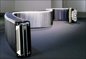 Пожилой кавказец заходит в магазин и обращается к продавцу…