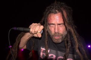 Вот оно, равновесие в природе! Один Крис Барнс спасает кенгуру. А другой, несомненно, способен распугать всех кенгуру на планете)