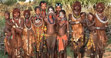 То что выдаётся за "наряды предков" - это одежды столетней давности, которые унаследовали американские рабы.
А настоящая одежда предков выглядит вот так: