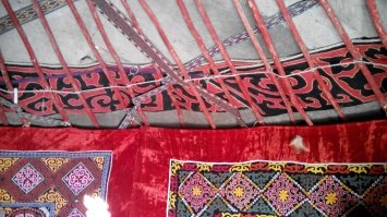 Была в Кош-Агаче , в юртах у казахов , такие же ковры из войлока.