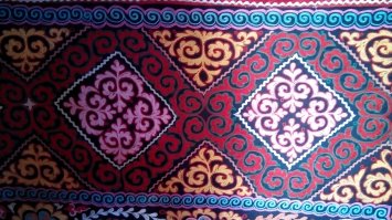 Была в Кош-Агаче , в юртах у казахов , такие же ковры из войлока.