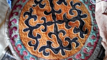 Была в Кош-Агаче , в юртах у казахов , такие же ковры из войлока.