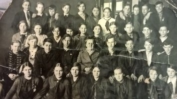 1940 год. Московская школа 407. 7ой класс. На этом фото моя мама.
"застывшии гримасы коллективного портрета советского периода"
через год они пойдут умирать. с застывшими гримассами. 
Могу показать фото деда -коменданта строительства одного из первых советских санаториев для московского химпредприятия в Сочи в конце 20х. Тоже с "гримасами"