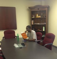 Он и кушает не один а с фотографом