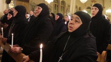 Это женщины Ирана...в 70-е!.... и сейчас. 
Религия  страшная! сила.  Хм.. видимо этим кончается гос. программа - "Церкви пешеходной доступности"....последнее фото уже! Россия...  а как похоже!