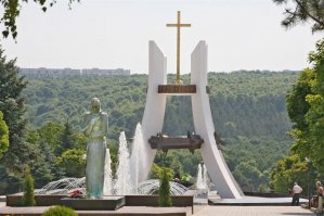 14 февраля 1986 года... я в этот день свою первую дочку зачинал, а ребята там чужие горы своей кровью поливали...
Светлая память нашим ребятам, сложившим головы на той войне!
(на фото - мемориал погибшим воинам-афганцам в Кишинёве)