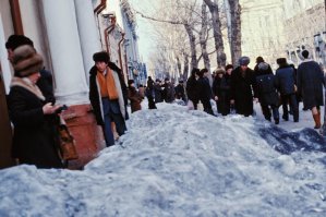 Узнаю родной Иркутск!

Перекресток Ленина-Тимирязева.
Дом как стоял так и стоит. Походу меня переживёт...
1-й гастроном на Карла Маркса.И местный абориген, которому дали...водки