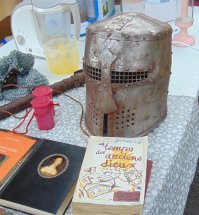 На днях такую красоту у нас в Бельгии на фломаркте видел. Тяжеленный... А когда надел, то удар почти не чувствуется из-за разных прокладок внутри. Шлем весь клепанный...