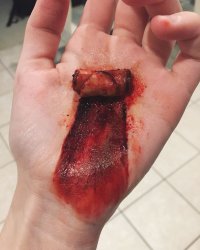 Ей никто не сказал, что во время месячных надо пользоваться тампоном, а не беконом? :)