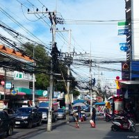 Не понимаю, что не так. Это же телефонные провода, слаботочка. Силовые линии расположены выше. У нас кстати тоже на опорах силовые кабеля наверху, а радио и телефонные ниже. Просто видимо там на фотке монтёры не в курсе что существуют многопарные кабеля.