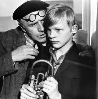 Серебярков  мужик !! Его как-то спросили в недавнем интервью про его роли в кино и сериалах ,на что он ответил для него работа в кино  это всего лишь средство заработка  денег ,всё отстаньте ! Короче не любитель травить байки как другие актеры рассказывают,что  кино это непосильный труд )))) А он в детстве уже с такими с такими легендами Советского  Экрана снимался , что Безруковы ,Мироновы ,Машковы нервно курили в сторонке (хотя тоже отличные в своем деле актеры )!!!